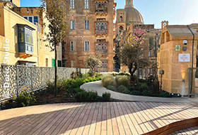 Roof garden with seating areas made of wooden planks