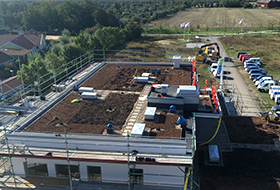 Bird's eye view onto a green roof during installation
